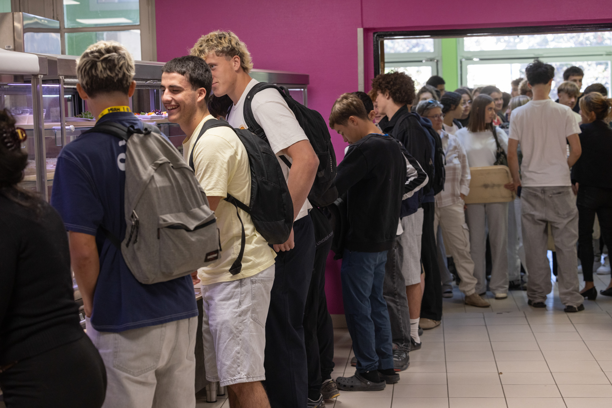 Des élèves qui ont le sourire au moment de choisir leur repas : c’est bon signe ! Photo : David Cesbron