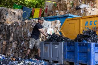 Le chantier de caractérisation des déchets de l’entreprise Jeantet Elastomères, à Saint-Claude. Photo : Julie Boissenin