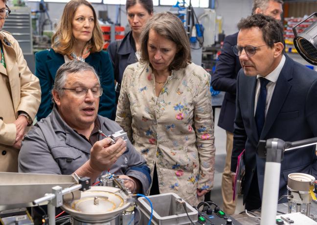 Tania Cavassini s’est montrée très intéressée par les technologies développées par l’entreprise Roland Bailly. Photo Xavier Ducordeaux