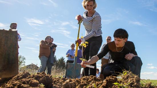 Quand on est élue, il faut savoir tout faire ! Y compris manière la bêche : Océane Charret-Godard a contribué à la plantation de la haie bocagère du lycée La Brosse - Photo Région Bourgogne-Franche-Comté Xavier Ducordeaux