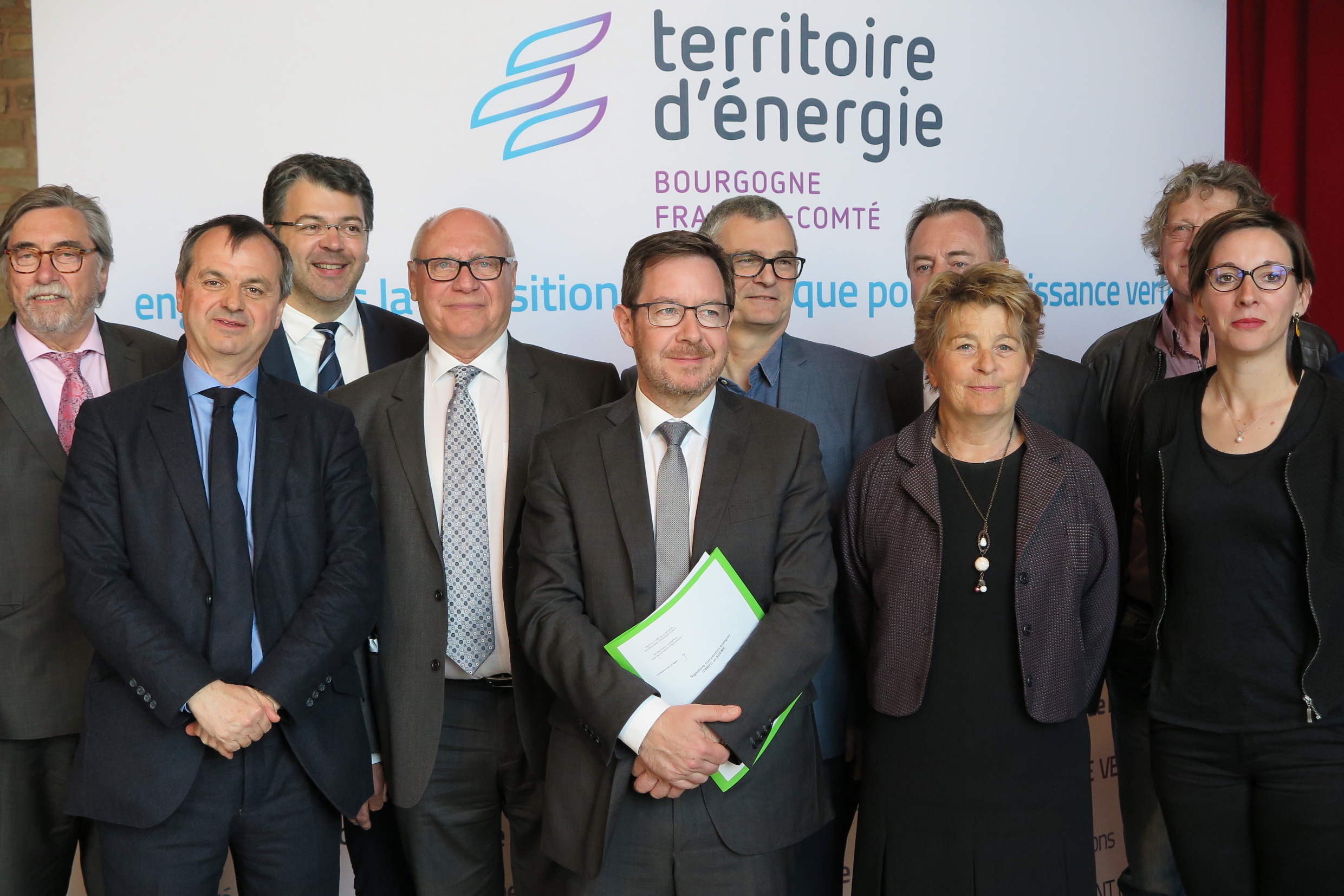 L'Etat, l'ADEME, la Région et les 8 syndicats d'énergie départementaux, main dans la main pour réussir la transition énergétique.
