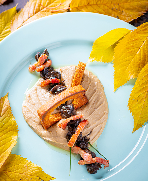 Étuvée d’escargots des Essarts aux lardons fumés, mousseline de lentilles de Brochon, croûtons de pain d’épices bio - Photo © William Beekman