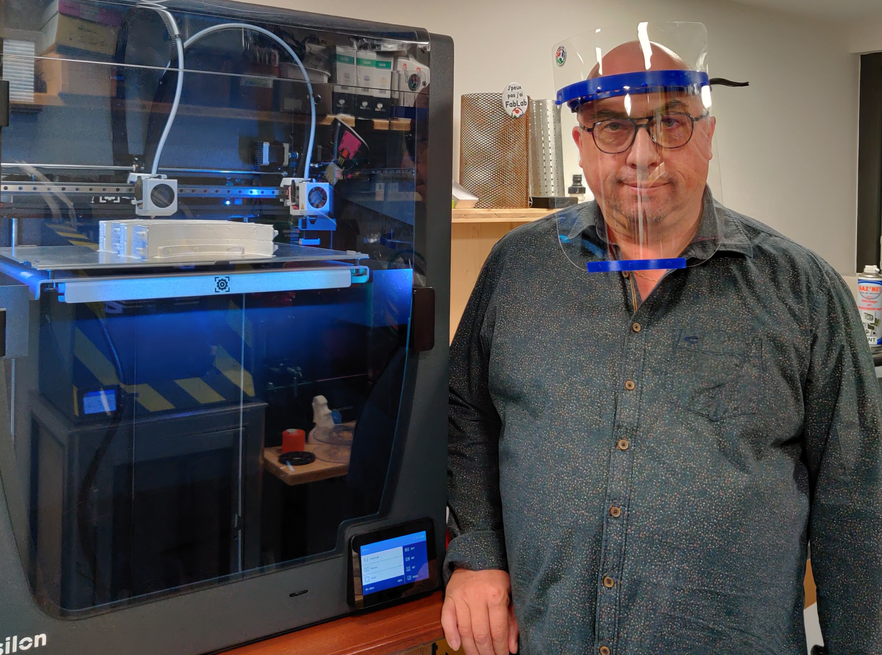 Alain Gicquaire, président du Fablab de Champagnole, devant son imprimante 3D - Photo DR