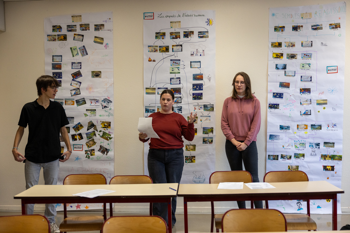 Les écodélégués du lycée Louis Aragon (Héricourt) présentent leur fresque du climat - Photo Xavier Ducordeaux