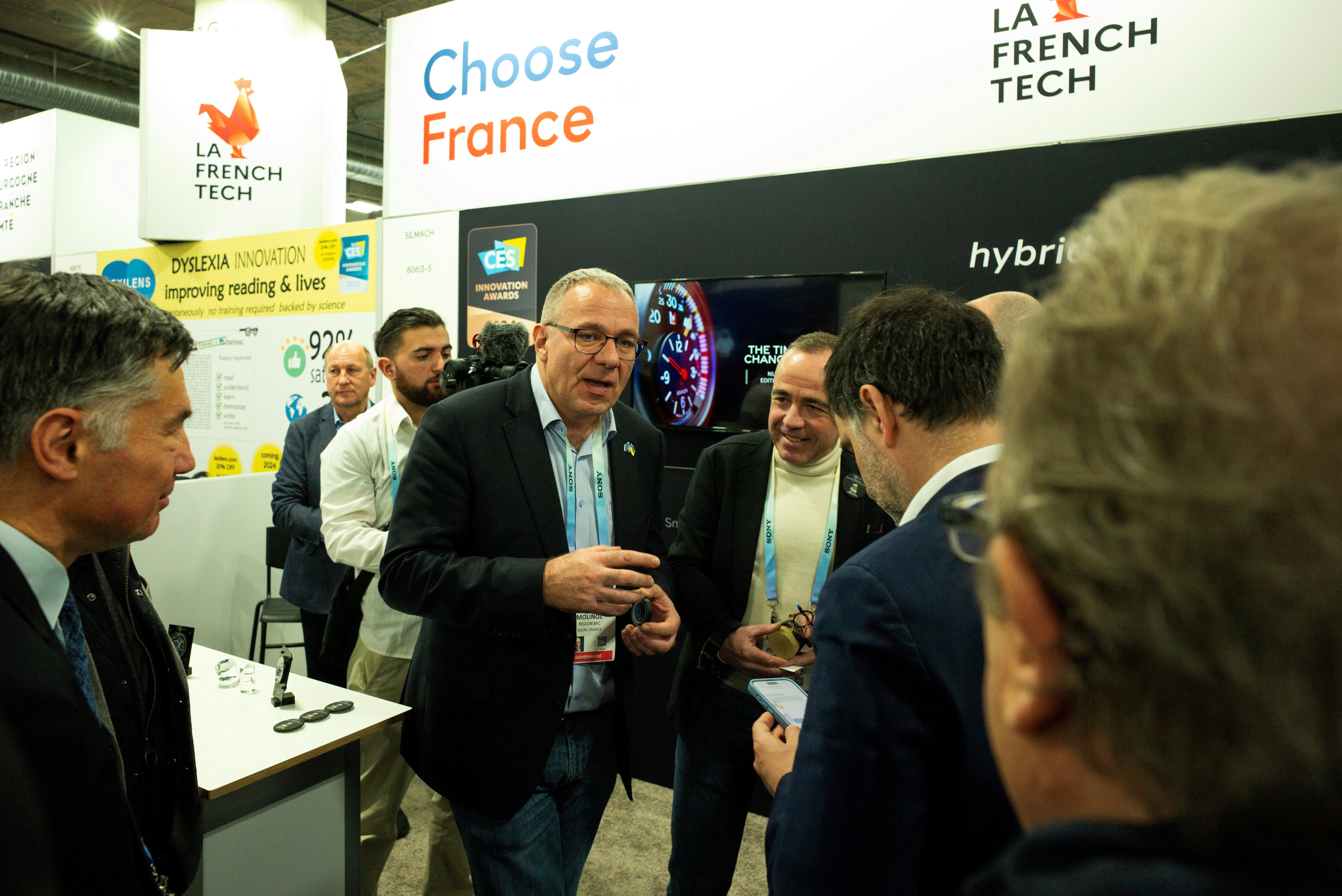 Patrick Molinoz à la rencontre des entreprises de Bourgogne-Franche-Comté, ici avec la start-up bisontine Silmach - Crédit photo Maxime Hibon