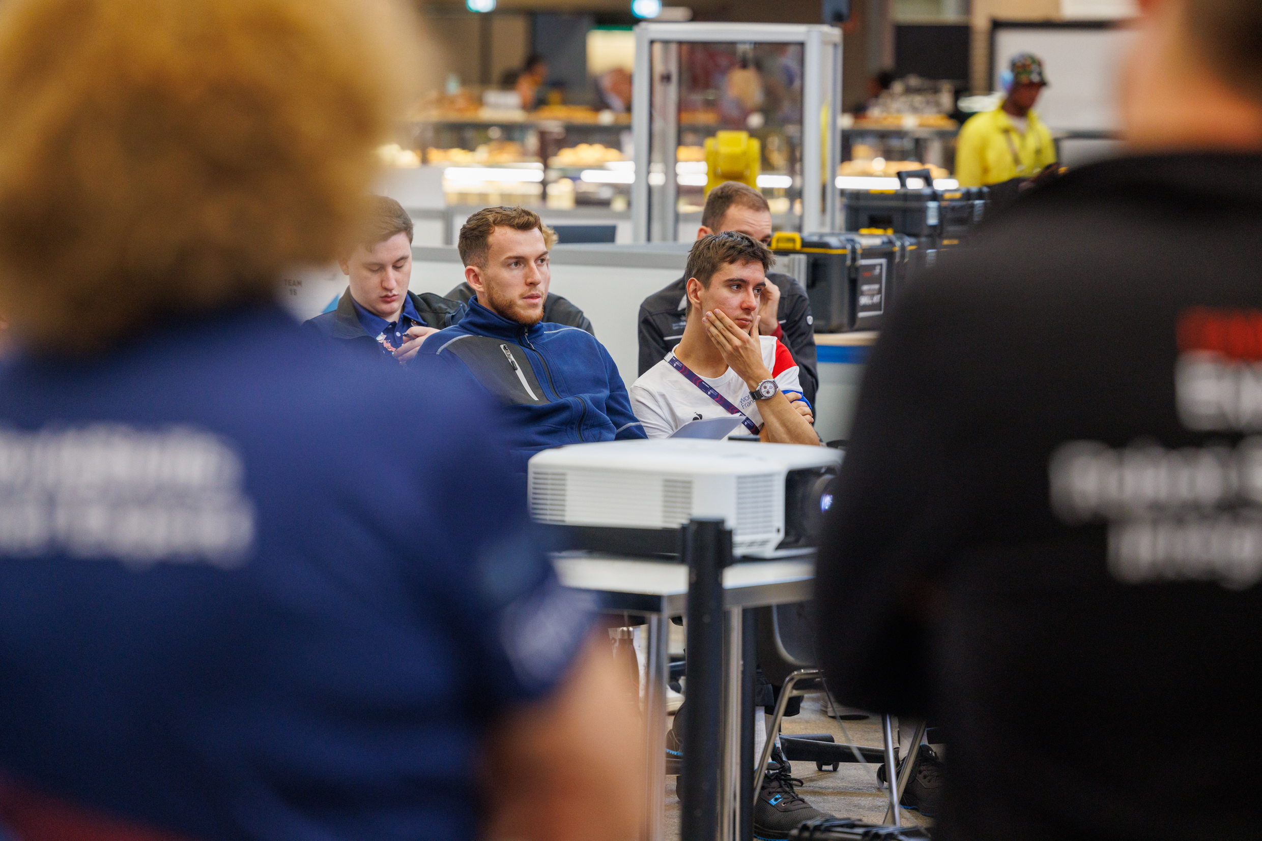 L’épreuve va débuter dans quelques minutes. Thomas (à gauche) et François sont concentrés et écoutent les consignes avec attention. Photo : Xavier Ducordeaux