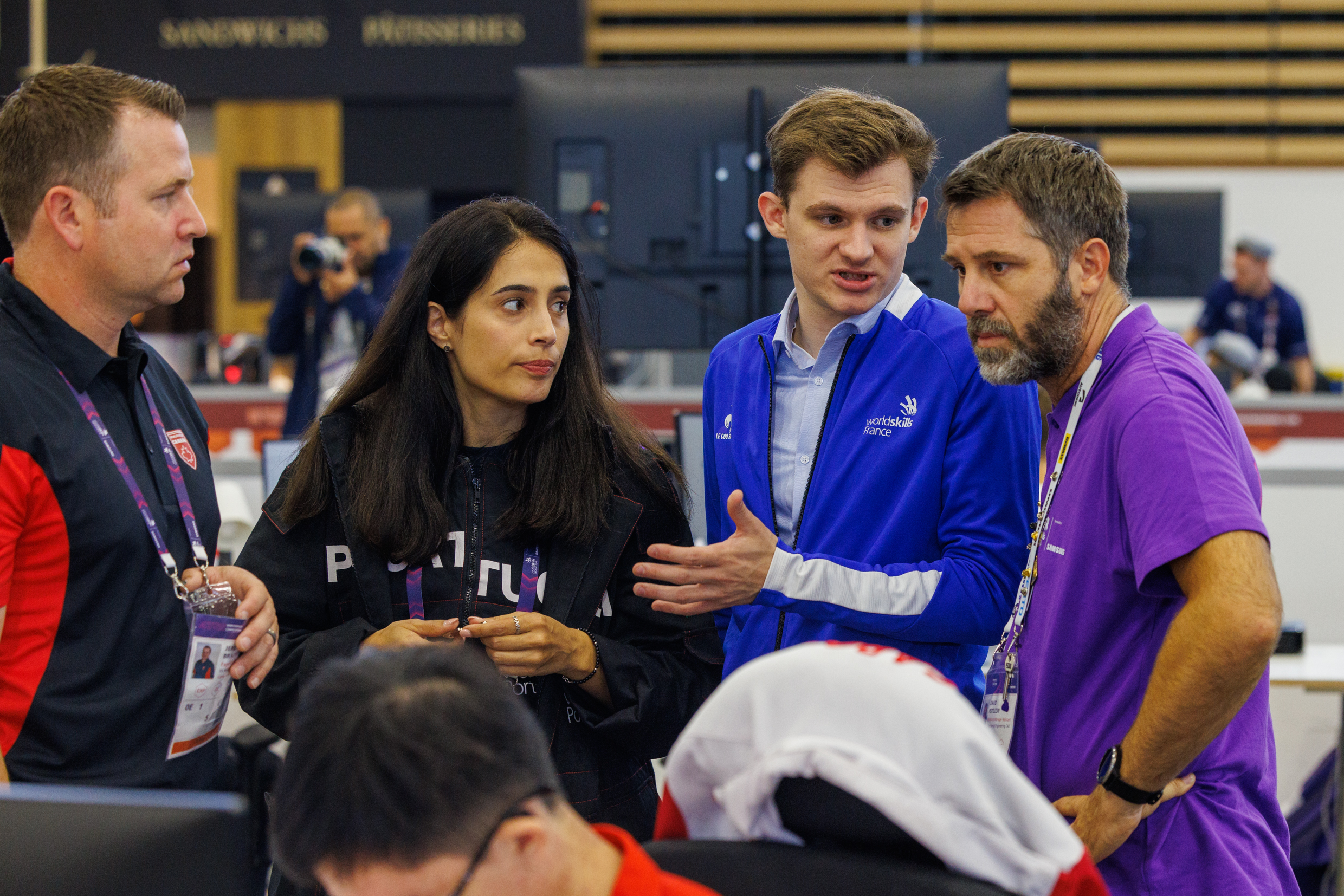 Il y a cinq ans, Adrien Mary (en bleu) était à la place des candidats aux Worldskills. Il est aujourd’hui expert Europe de la compétition dans la catégorie CAO. Photo : Xavier Ducordeaux