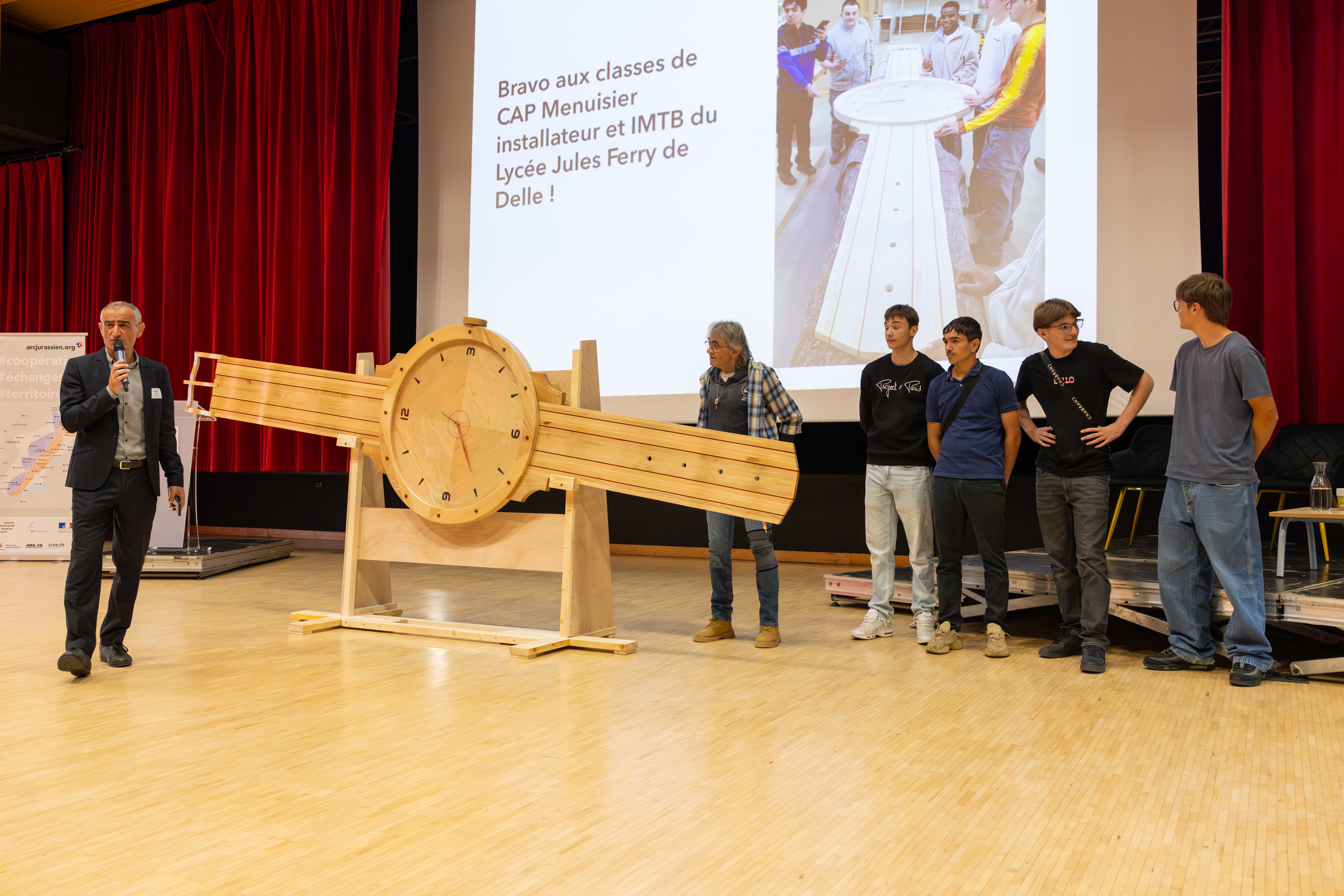 La montre XXL des élèves du lycée Jules ferry de Delle. Photo : Xavier Ducordeaux