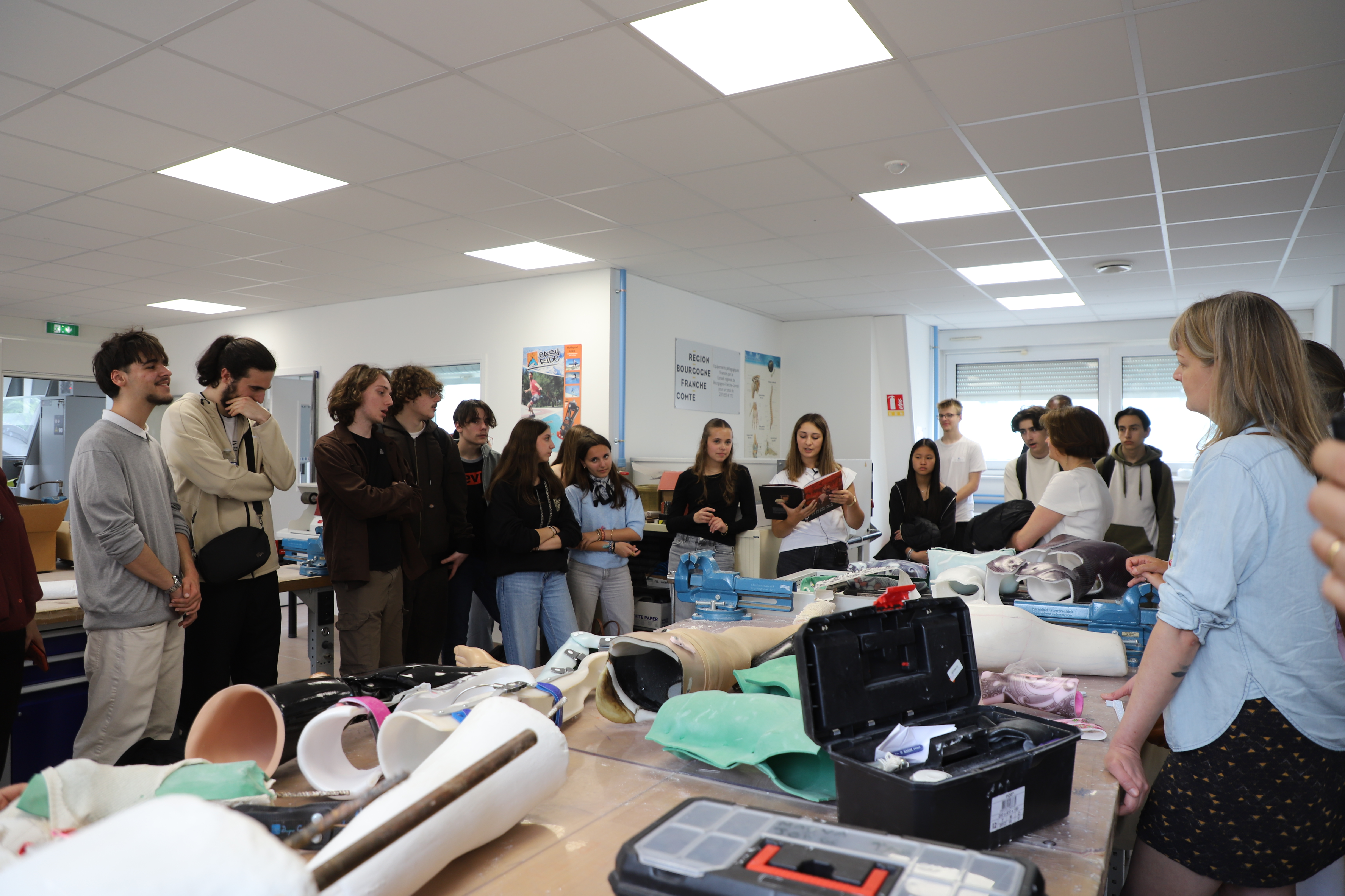 Les élèves sont attentifs et échangent avec les autrices.