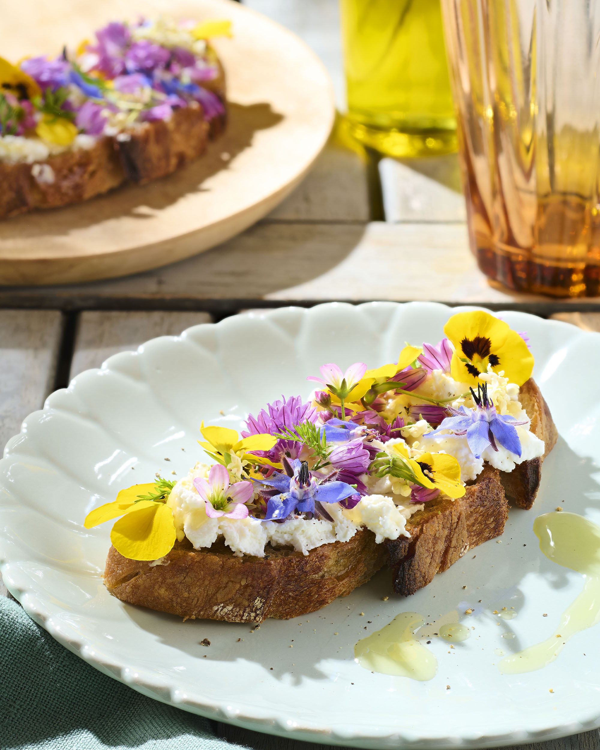 Tartine de chèvre, miel et fleurs - Photo image et associés