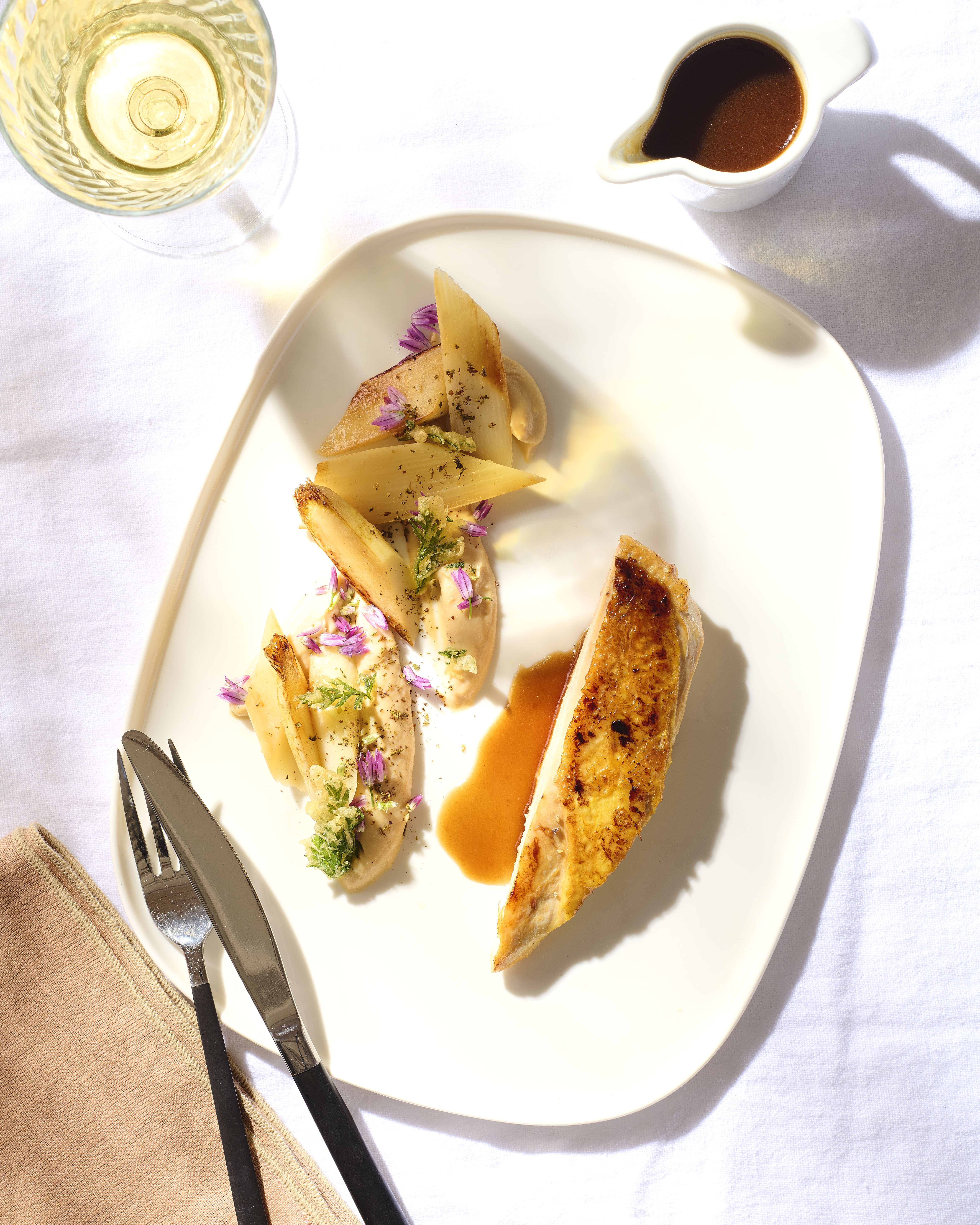 Suprême de volaille de Bresse, crémeux de chou-fleur à la vanille - Photo image et associés Suprême de volaille de Bresse, crémeux de chou-fleur à la vanille - Photo image et associés