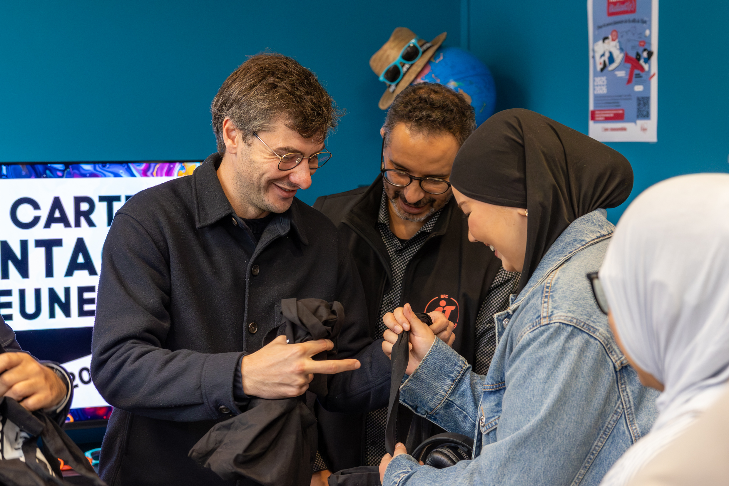 Willy Bourgeois a pu distribuer les premières cartes Avantages Jeunes aux Dijonnais présents ce vendredi 10 octobre 2025. Photo : Xavier Ducordeaux.