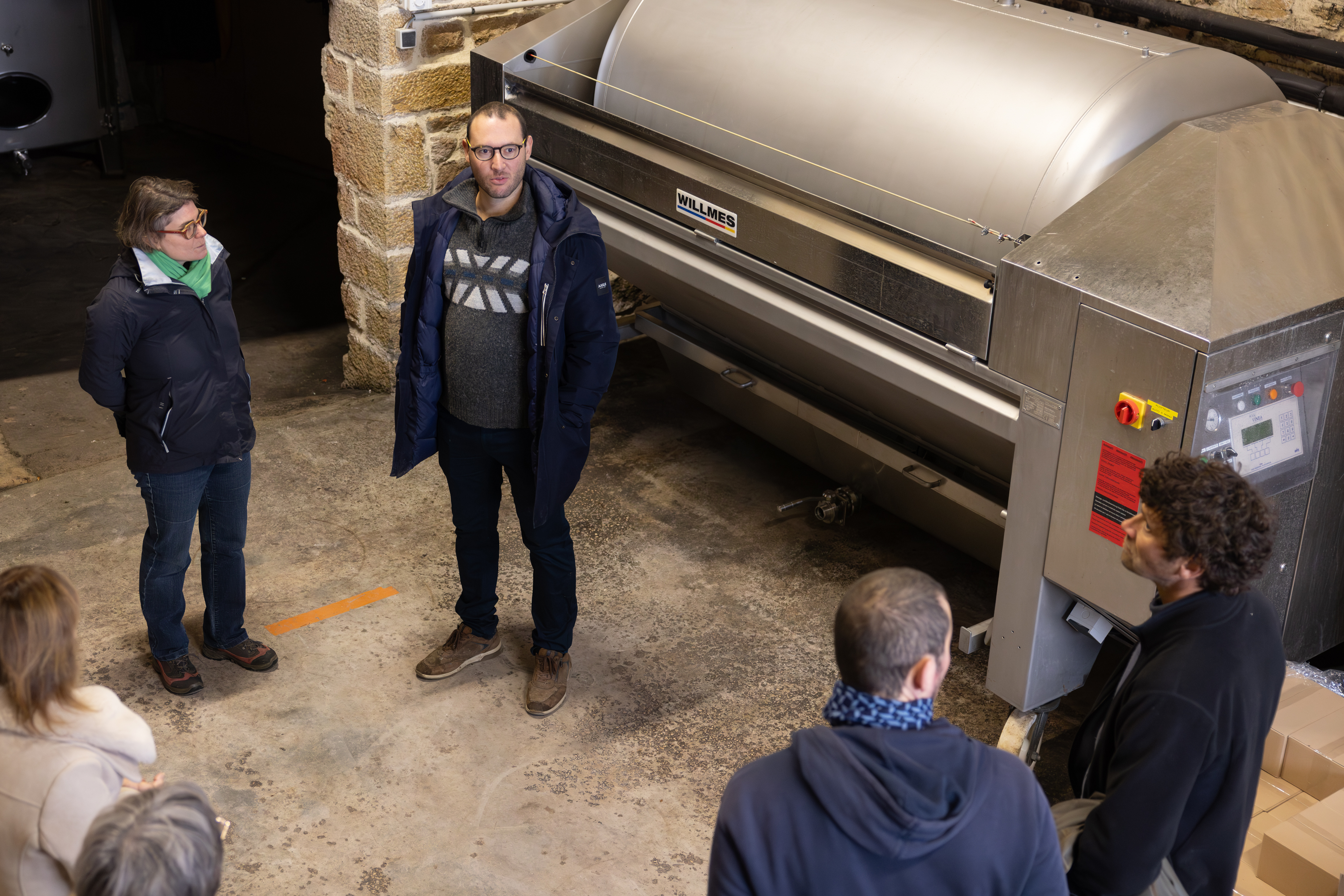 Guillaume OVERNOY a conduit la visite de son domaine, 100 % cultivé en bio. Photo Xavier DUCORDEAUX