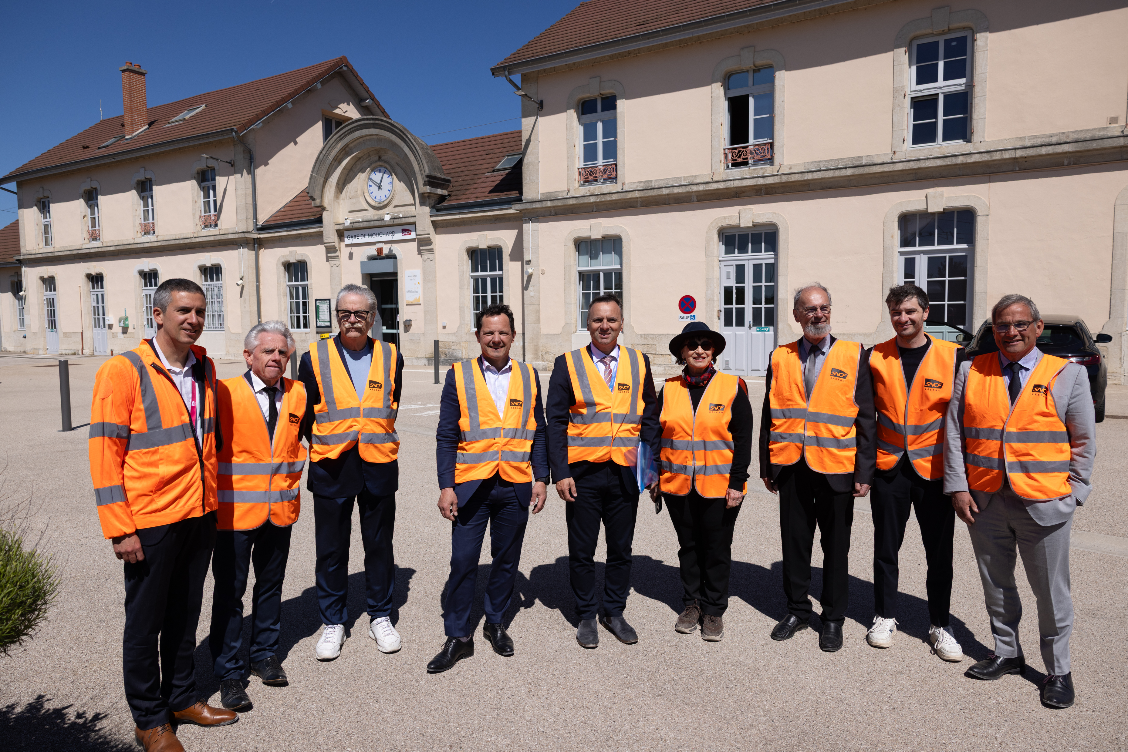 Elus et partenaires, réunis mardi 21 avril devant la gare de Mouchard. Photo Xavier Ducordeaux