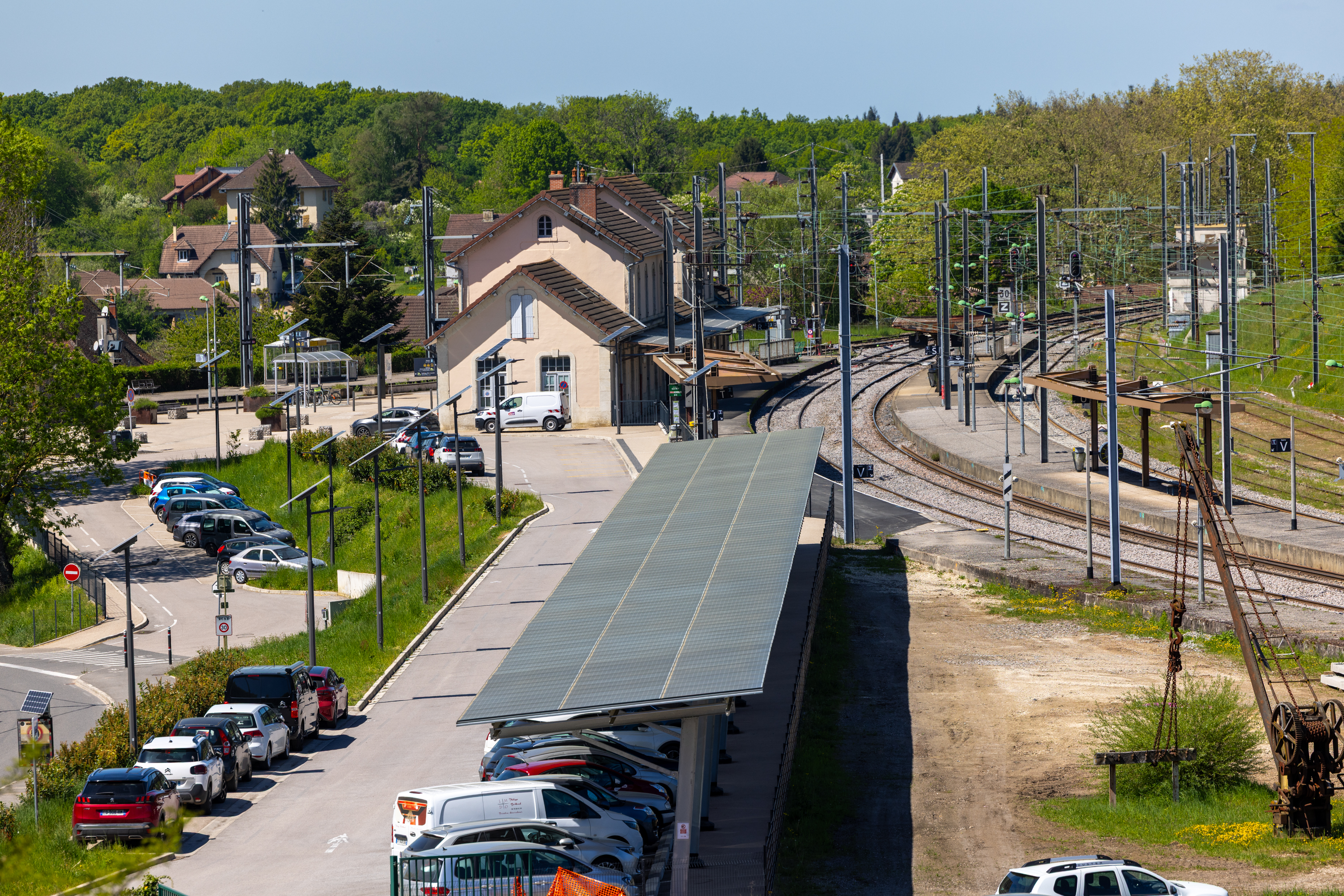 L’ombrière photovoltaïque du parking permet à la gare d’être totalement autonome en électricité. Photo Xavier Ducordeaux