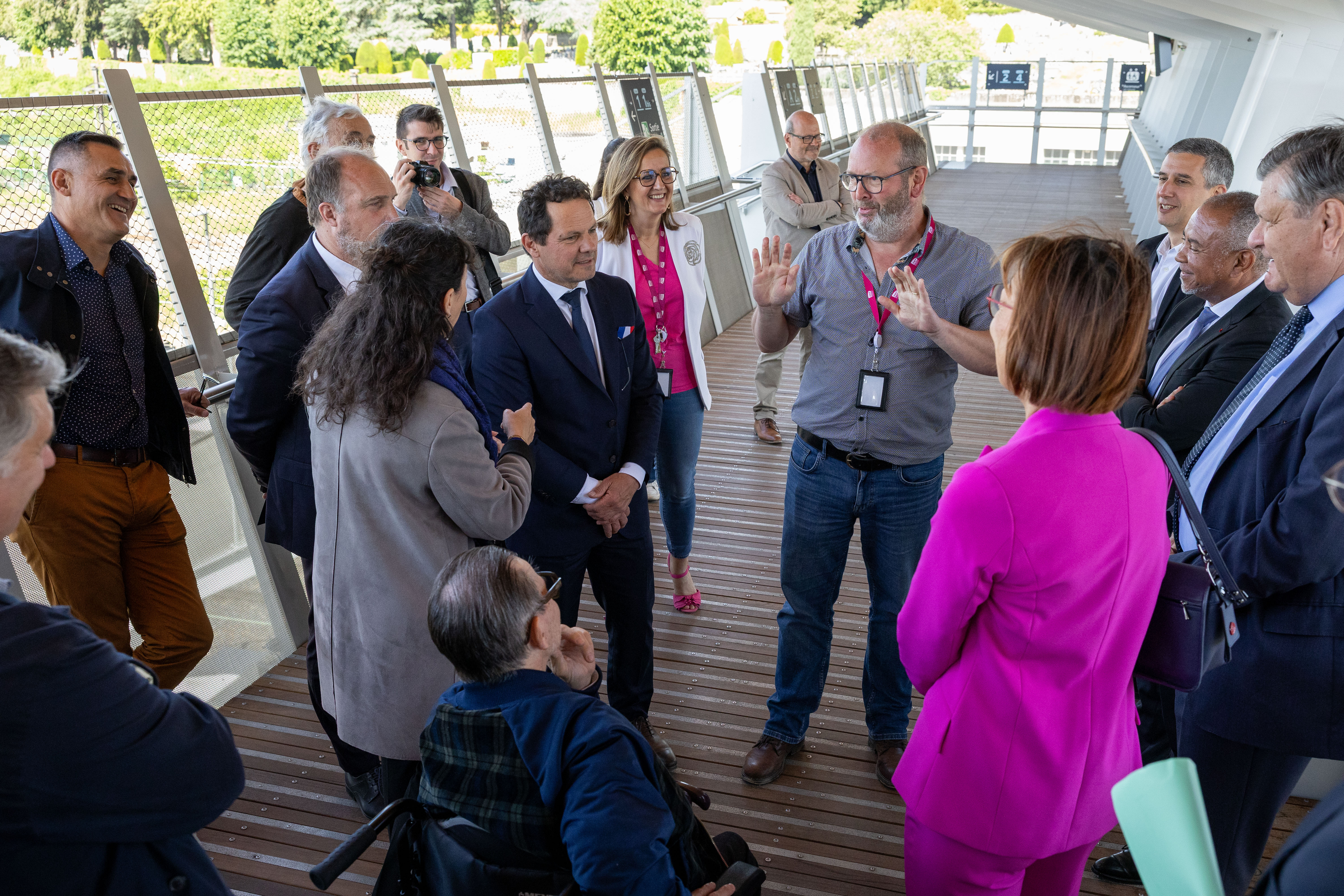 Elus, techniciens et partenaires, réunis sur la passerelle de la gare de Mâcon, jeudi 21 mai 2026 - Photo Baptiste Paquot