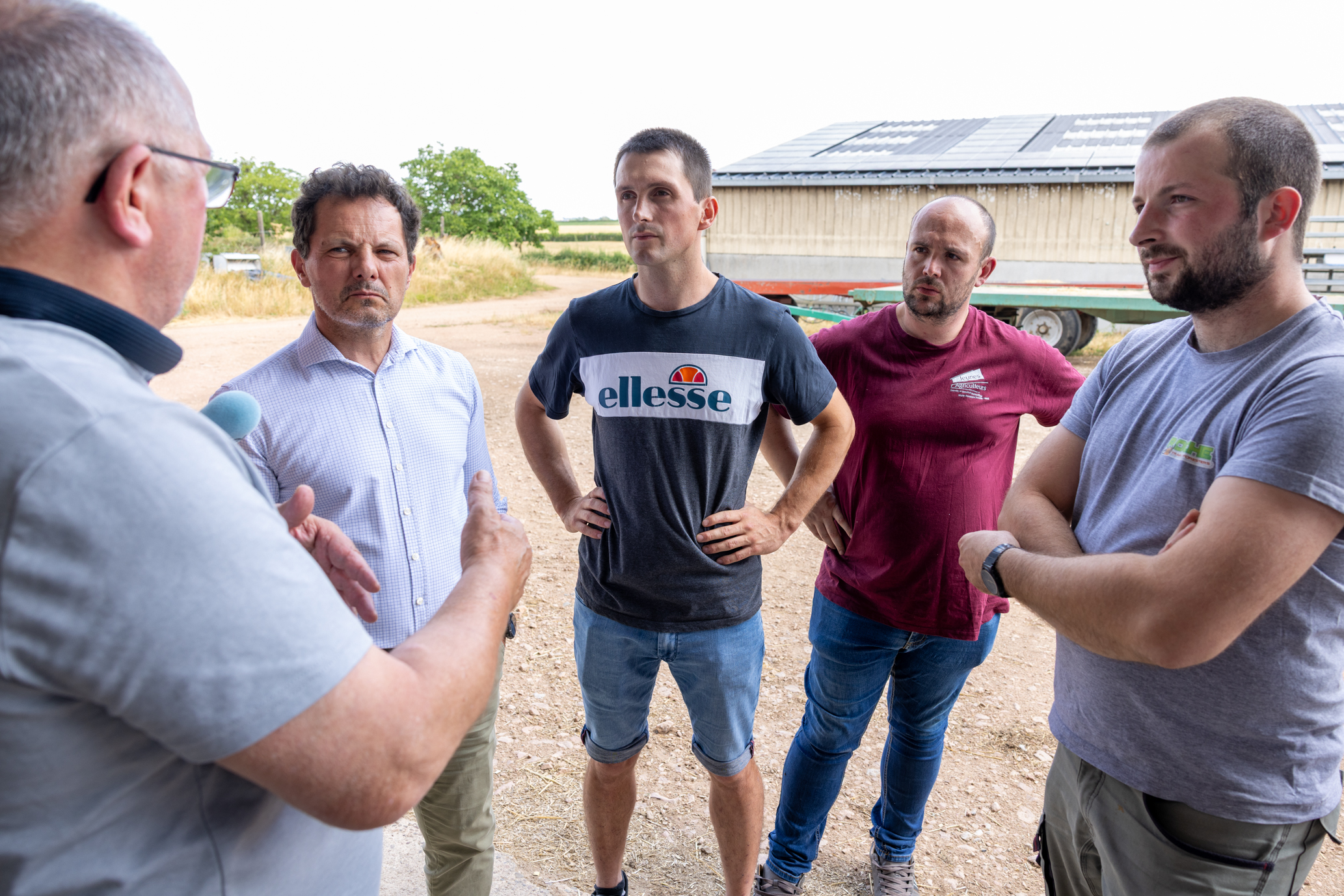 Pierrick Tournier et Thomas Brochot ont reçu sur leur future exploitation Jérôme Durain, président de la Région, Christian Morel, vice-président à l’agriculture et Thomas Lemée, président des jeunes agriculteurs de Bourgogne-Franche-Comté. Photo : Xavier Ducordeaux.