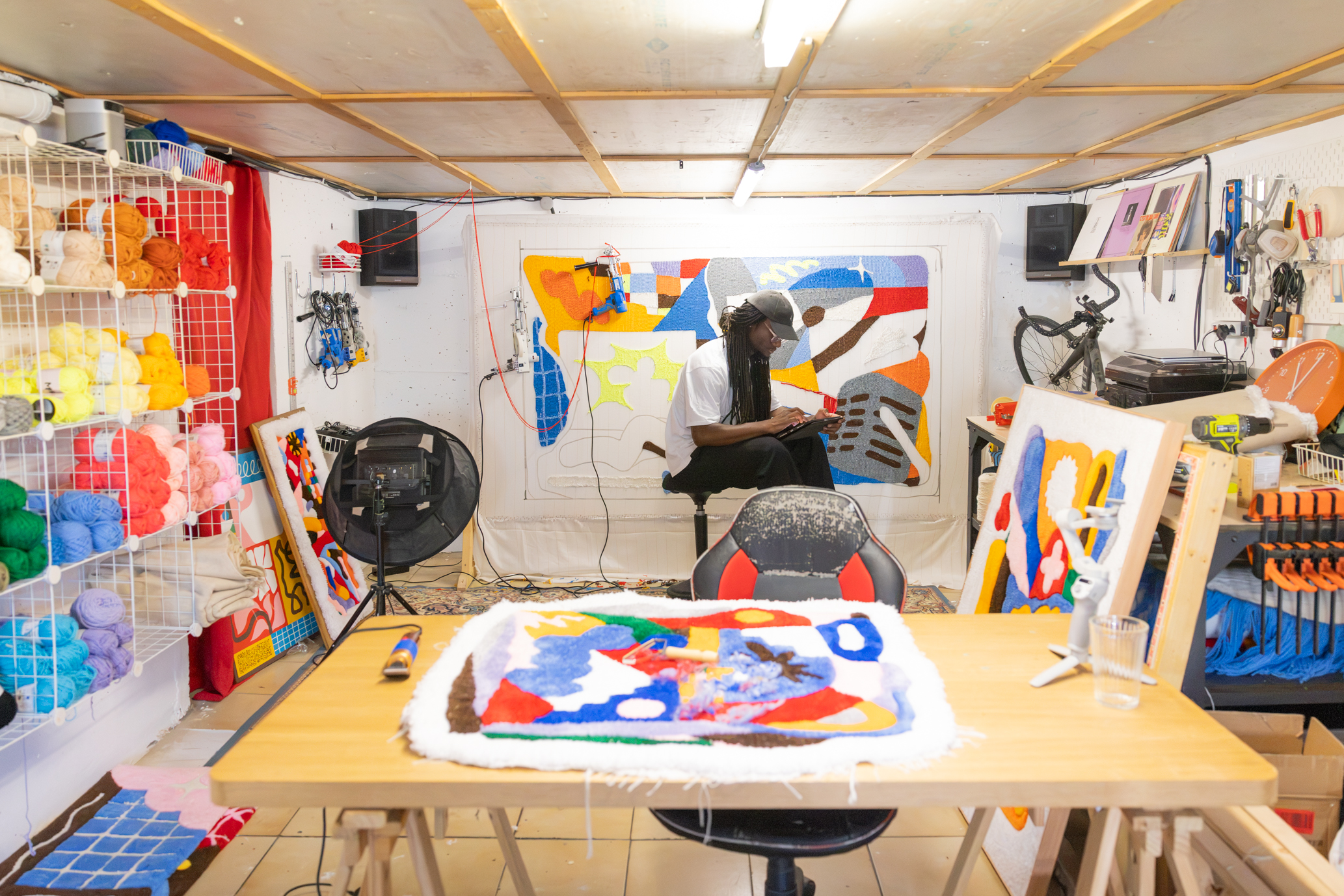 Saturn a installé son atelier d’artiste au sous-sol de sa maison familiale. Peu médiatisé, il totalise 39 000 abonnés sur Instagram. Une audience solide pour un artiste indépendant Photo : Xavier Ducordeaux