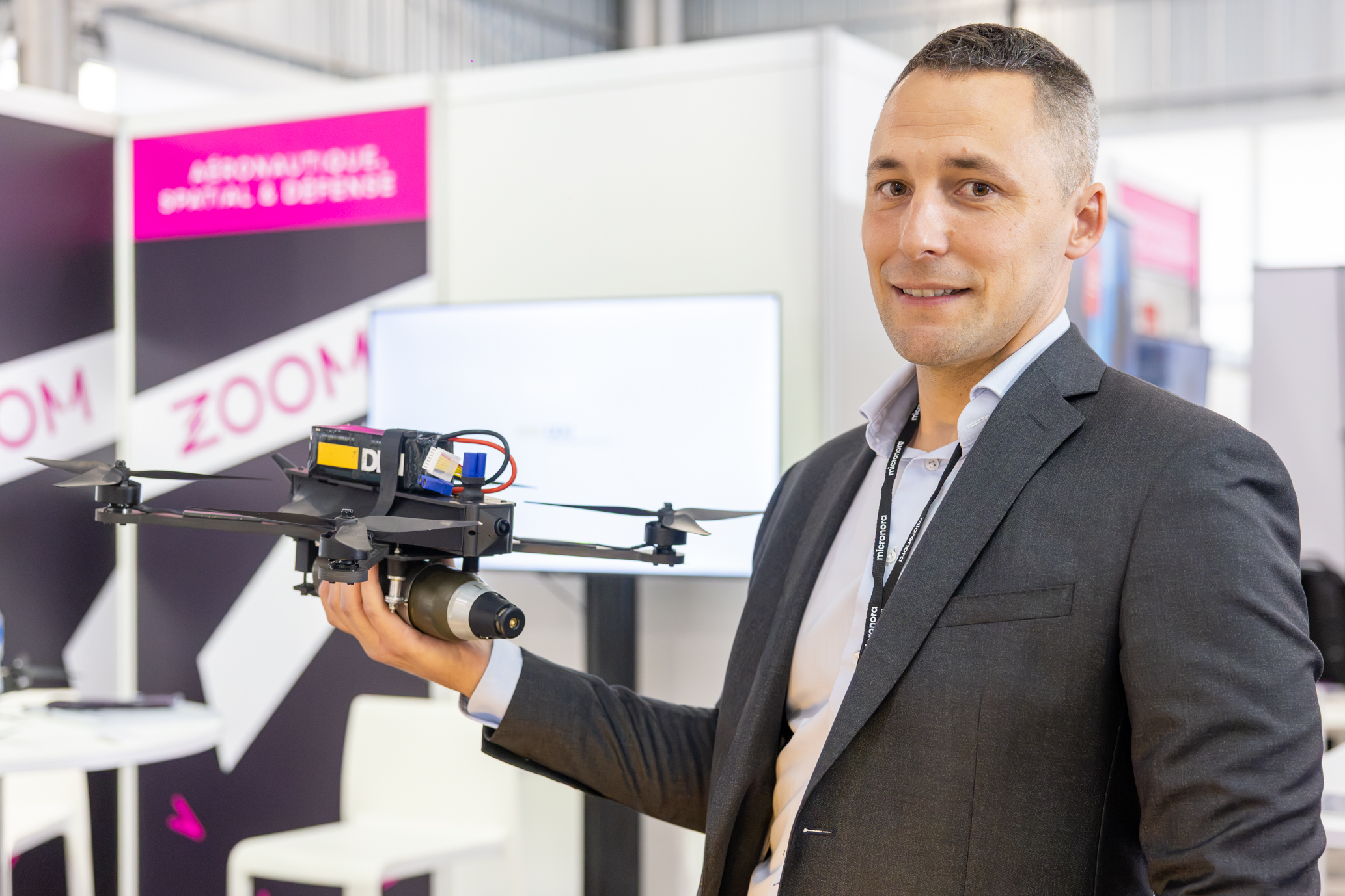 Ludovic Gillet, chef de produit gamme drone, présente une fusée destinée aux munitions embarquées. Photo : Xavier Ducordeaux