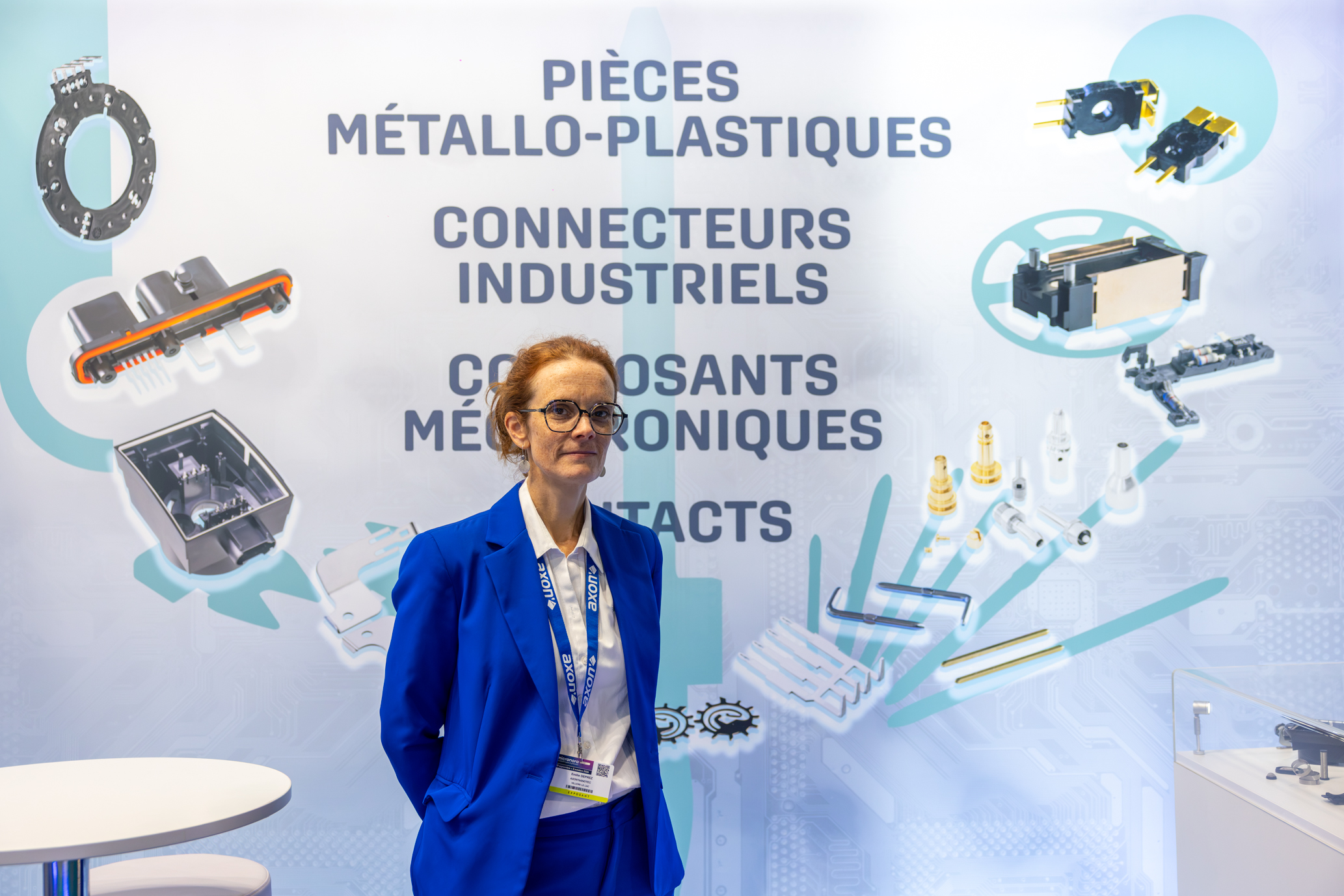 Émilie Déprez, responsable de filiale, présente à Micronora ses micro-pièces fabriquées à Villers-le-Lac. Photo : Xavier Ducordeaux
