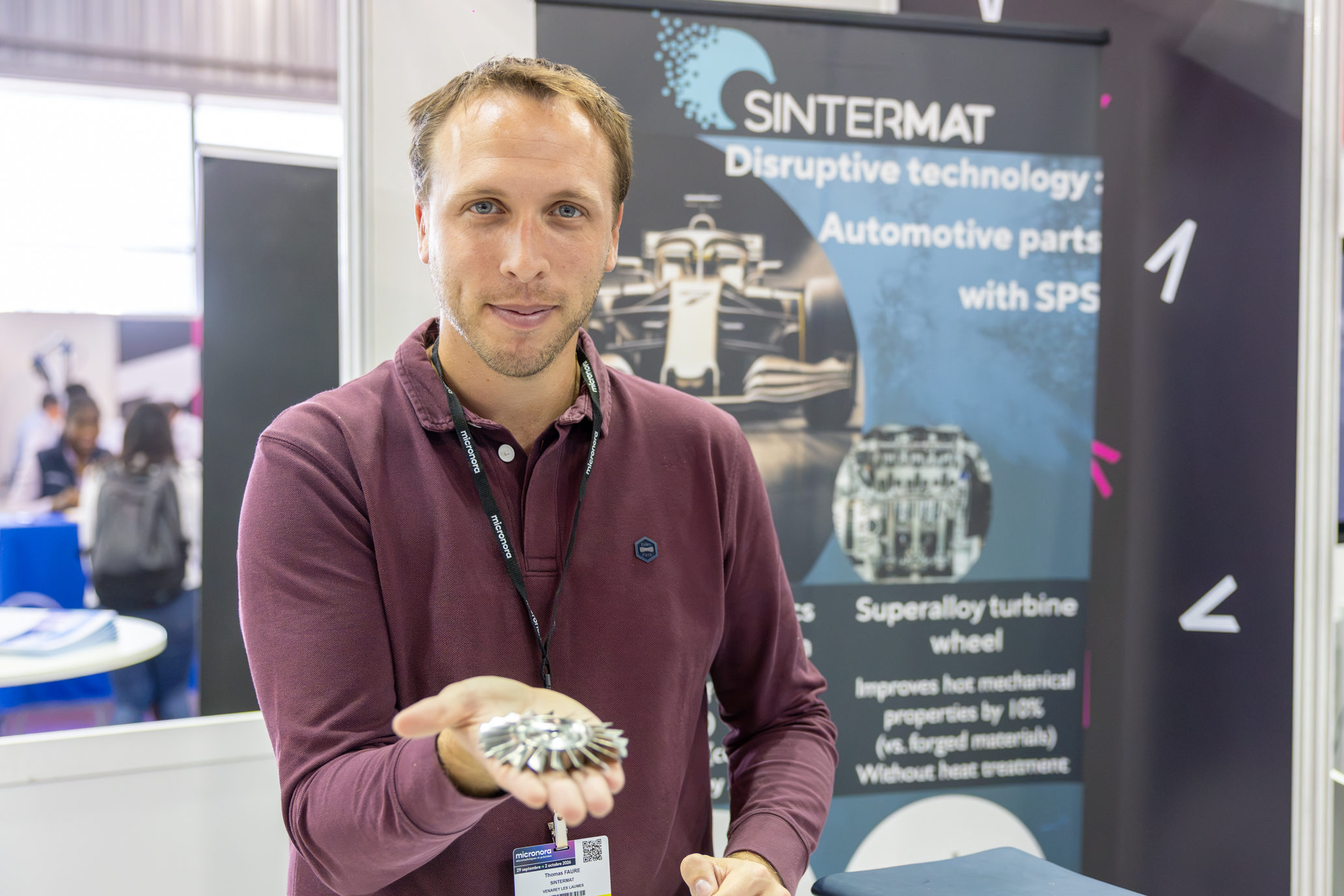 Thomas Faure, technico-commercial, présente une roue de turbine fabriquée avec des matériaux innovants développés par Sintermat. Photo : Xavier Ducordeaux