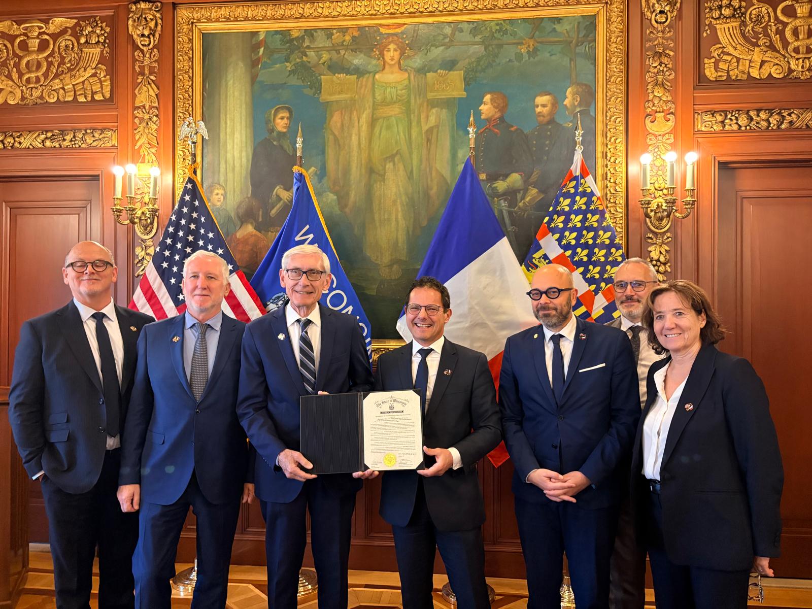 Jérôme Durain et Tony Evers viennent de signer le protocole d’accord au Capitole de Madison. Photo : DR