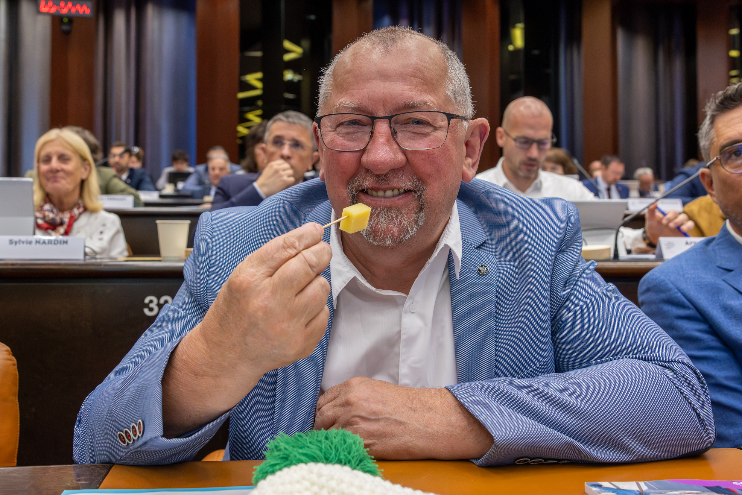 Sur proposition de Christian Morel, vice-président en charge de l’agriculture, les Conseillers régionaux étaient invités à déguster du Comté lors de l’assemblée plénière. Photo : Xavier Ducordeaux.
