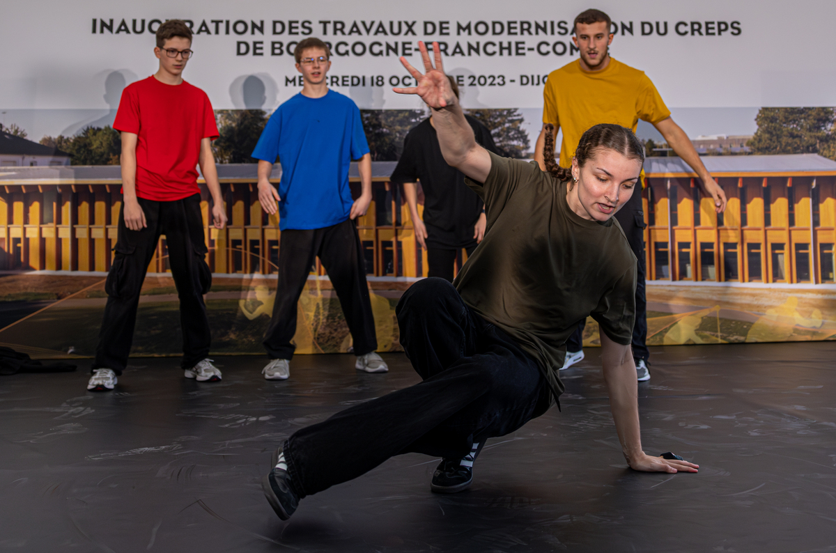 Démonstration de breakdance lors de d’inauguration des travaux de modernisation du CREPS - Photo Xavier Ducordeaux