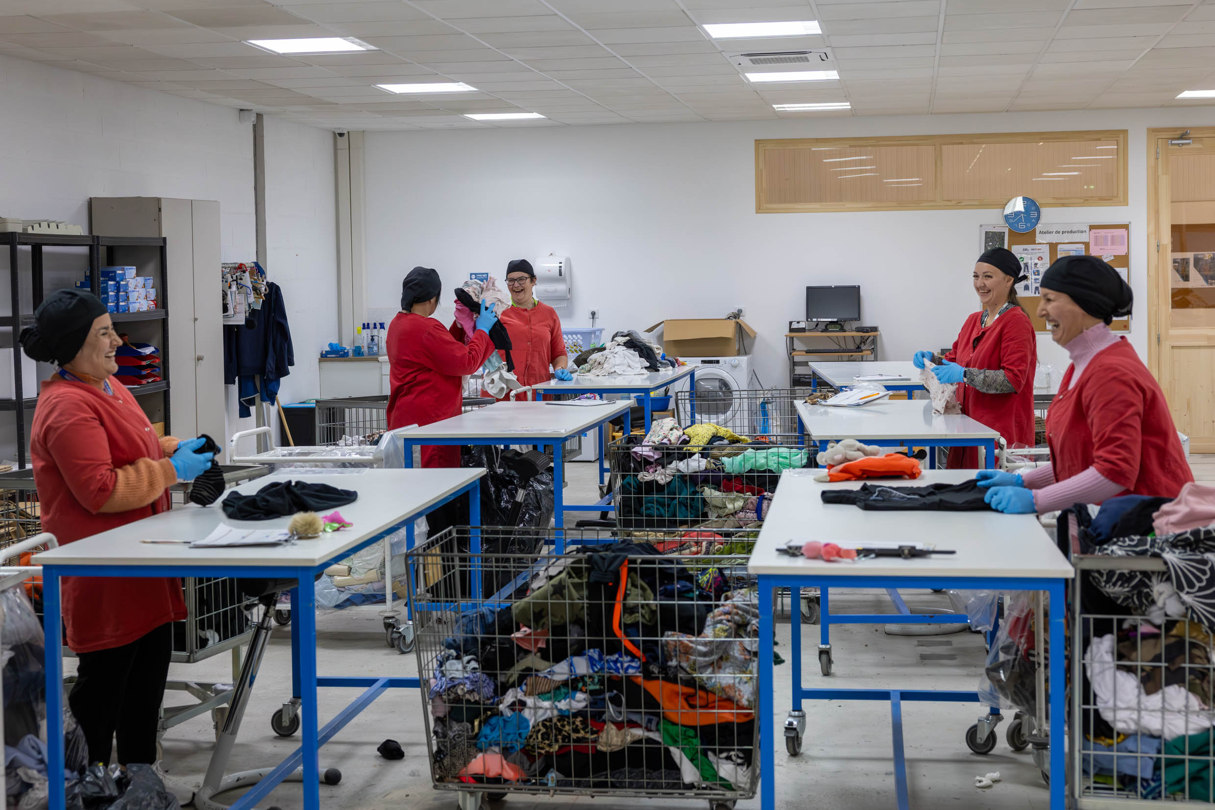 Les salariés d’interfringues ont le sourire : leur atelier de tri de vêtements d’occasion a plus que doublé. Photo : Xavier Ducordeaux.