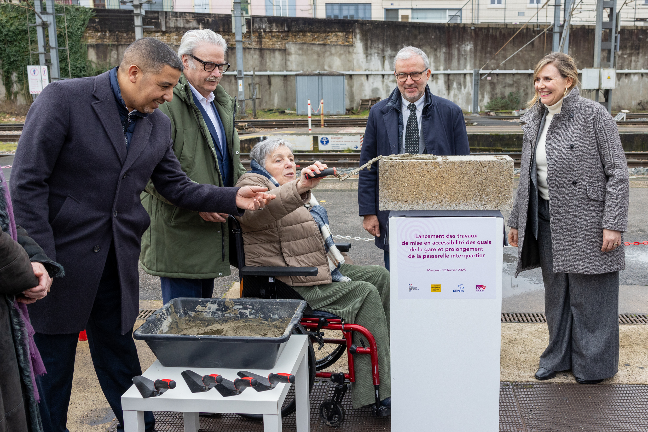 La première pierre des travaux de la gare de Nevers a été posée par Anne-Marie Dumont, conseillère régionale en charge du handicap, aux côtés de Michel Neugnot, vice-président en charge des mobilités, Hicham Boujlilat, vice-président en charge des sports, Denis Thuriot, maire de Nevers et Fabienne Décottignies, préfète de la Nièvre. Photo : Xavier Ducordeaux