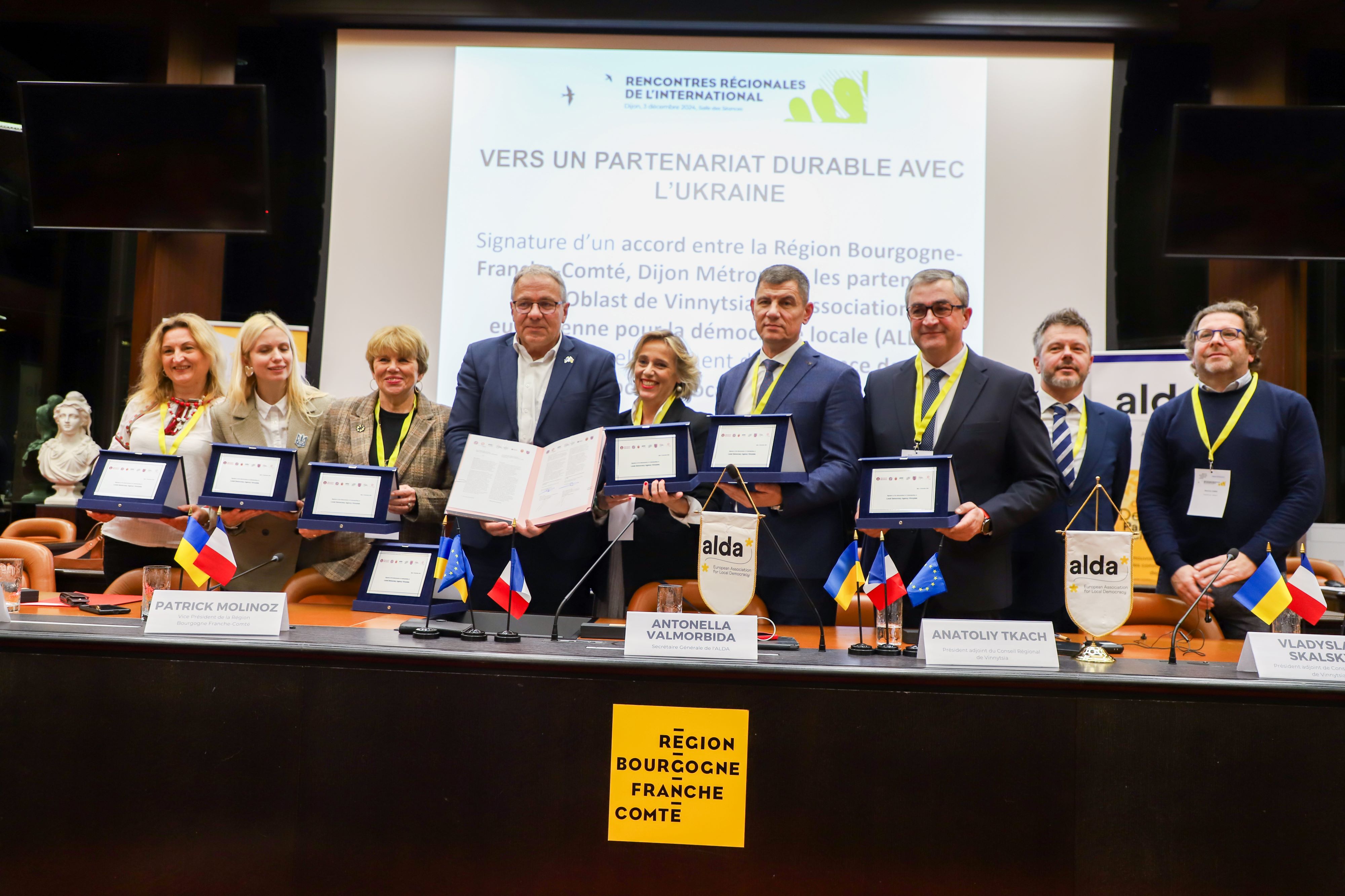 Les signataires ukrainiens et français se sont réunis ce 3 décembre pour signer cet accord historique. Crédit : Océane LAVOUSTET/Région Bourgogne-Franche-Comté.