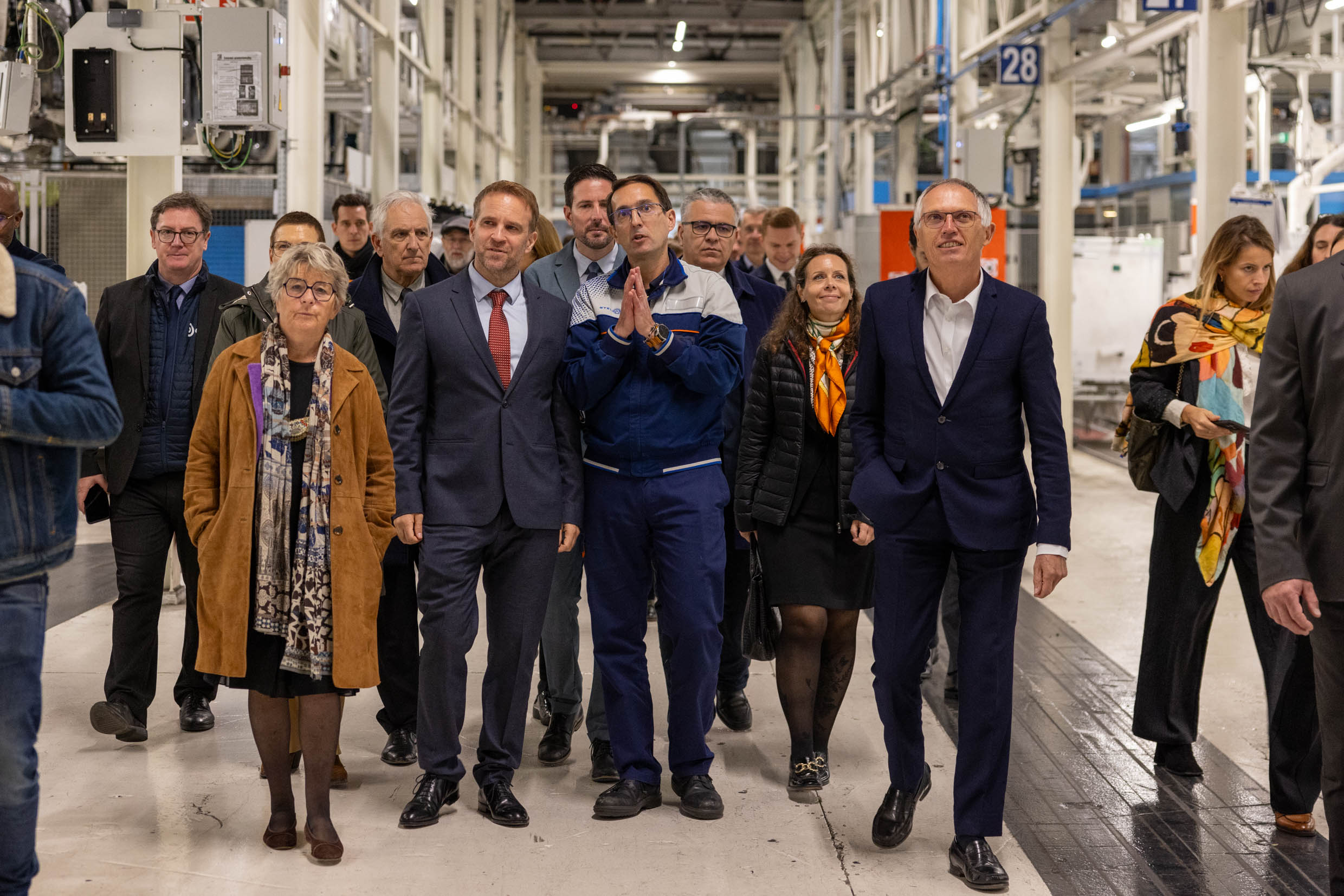   Marie-Guite Dufay, présidente de la Région, participait à la visite des installations du groupe Stellantis, aux côtés du ministre de l’Industrie Marc Ferracci et du PDG du groupe Carlos Tavarès. Photo : Xavier Ducordeaux