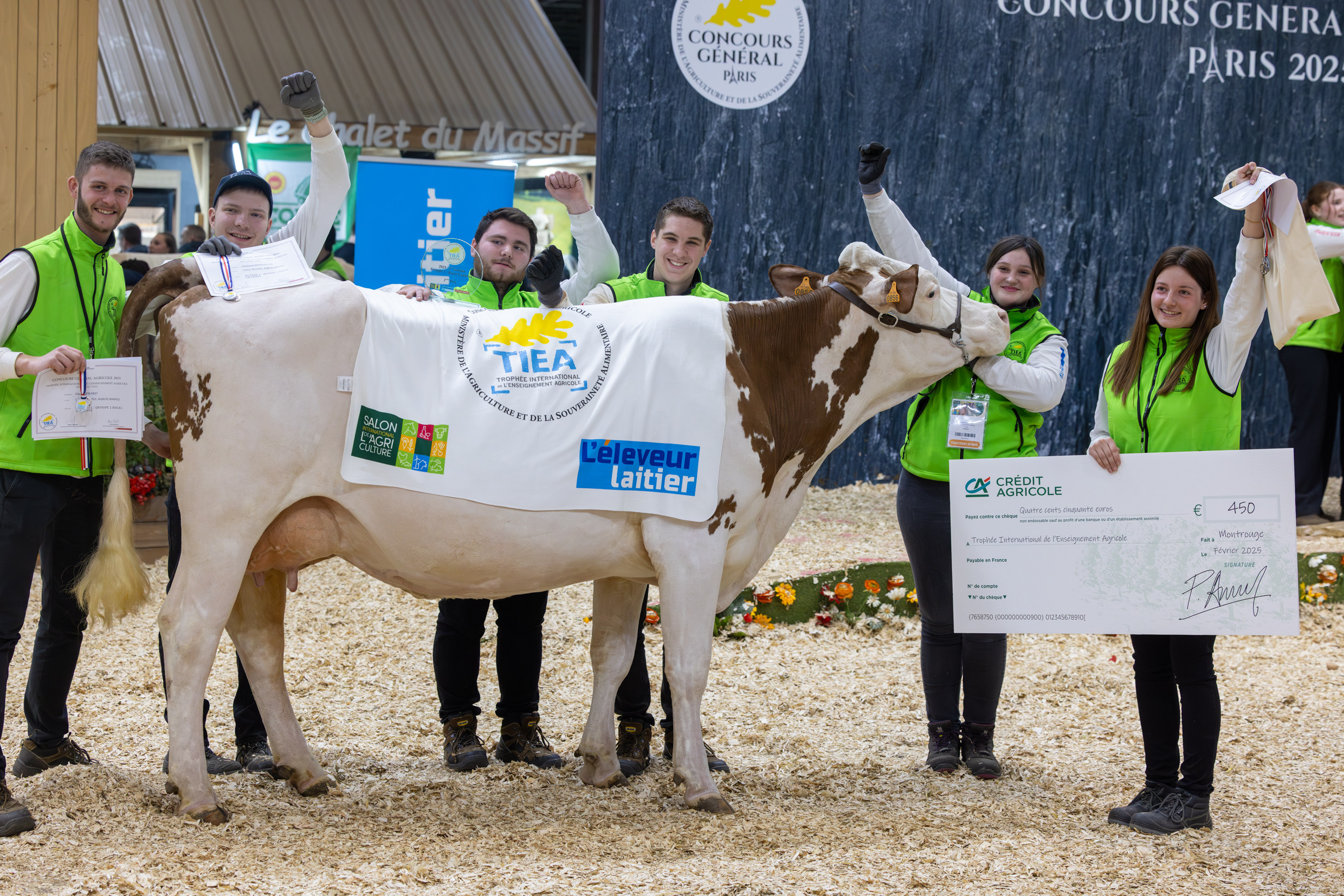 Vesoul Agrocampus rentre en Haute-Saône avec sa vache « Reine » et le trophée de deuxième meilleur lycée agricole français dans sa catégorie des vaches laitières. Photo Xavier Ducordeaux