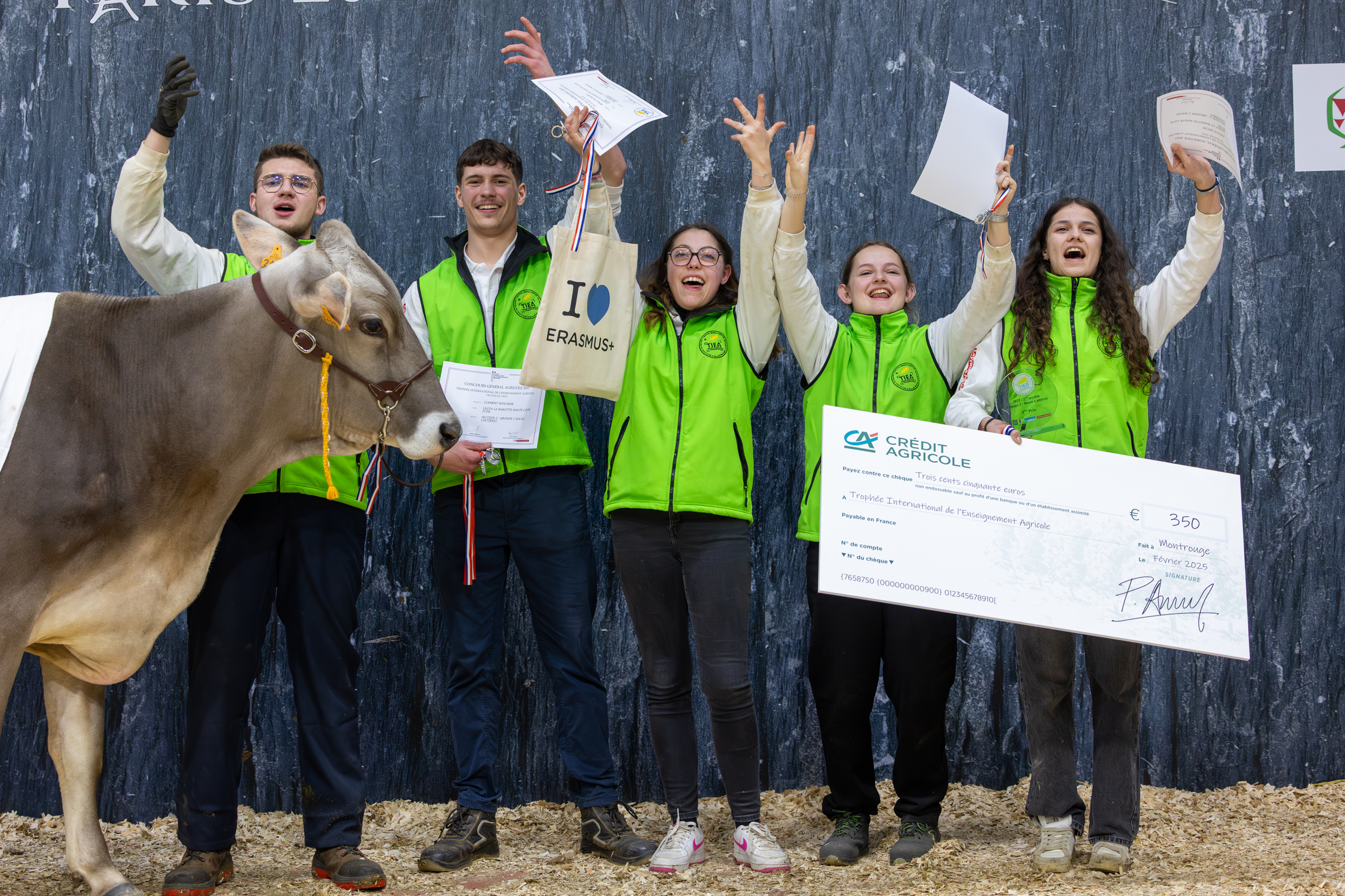 Une troisième place pour le lycée agricole La Barotte de Chatillon-sur-Seine : ça valait bien d’entamer un ban bourguignon sur le podium ! Photo Xavier Ducordeaux