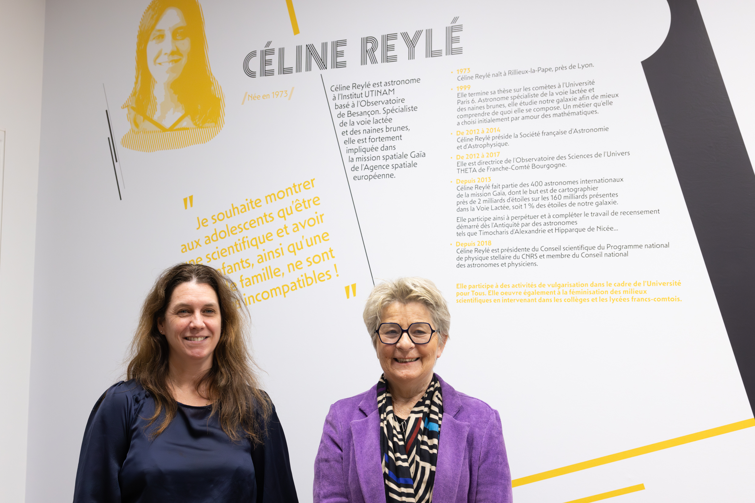 Céline Reylé, aux côtés de la Président de Région Marie-Guite Dufay, a découvert avec émotion son portrait sur le mur d’une des salles de réunion de la Région. Photo : Xavier Ducordeaux