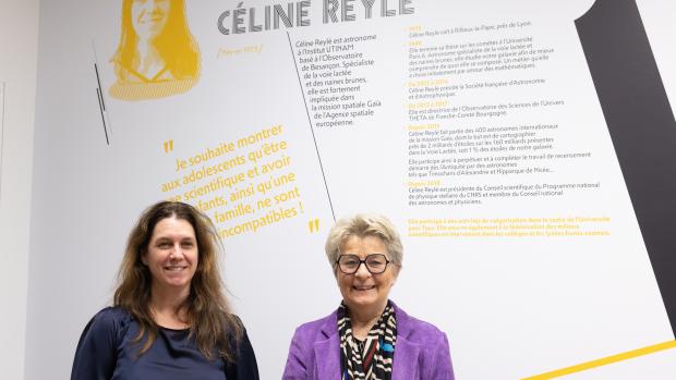 Céline Reylé, aux côtés de la Président de Région Marie-Guite Dufay, a découvert avec émotion son portrait sur le mur d’une des salles de réunion de la Région. Photo : Xavier Ducordeaux