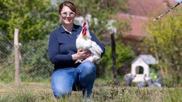 Pauline Badin, éleveuse de volailles à la Ferme du coq bressan, à Courlaoux (39) - Photo Xavier Ducordeaux