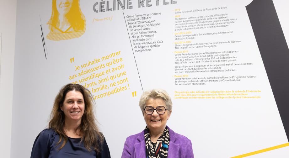 Céline Reylé, aux côtés de la Président de Région Marie-Guite Dufay, a découvert avec émotion son portrait sur le mur d’une des salles de réunion de la Région. Photo : Xavier Ducordeaux