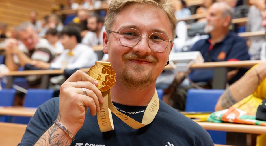 Lucas PERNET est venu présenter sa médaille d’or européenne aux membres de l’équipe Worldskills Bourgogne-Franche-Comté 2025. Photo : Xavier Ducordeaux