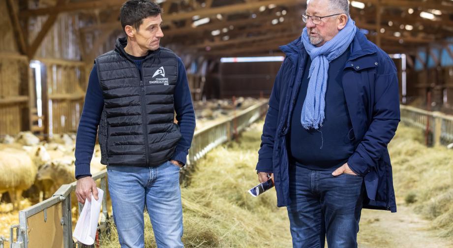 Christian MOREL, vice-président de la Région à l'agriculture, la viticulture et l'agroalimentaire (à droite), en visite dans l'exploitation de de Jean-Marc BERTRAND - Photo : Ludovic Godard