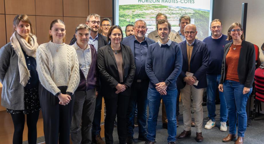 Partenaires techniques et financeurs, réunis mercredi 26 novembre à Beaune pour le grand lancement du projet « Horizon Hautes-Côtes ». Photo : Xavier DUCORDEAUX