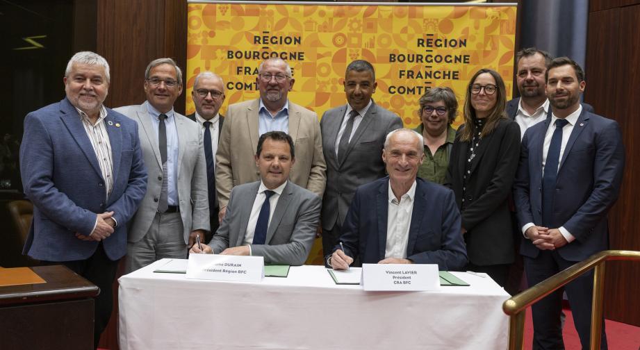 Jérôme Durain et Vincent Lavier signent la convention, entourés du vice-président à l’agriculture, Christian Morel, des conseillers régionaux délégués à l’agriculture, Fabrice Voillot et Gilles Demersseman, et des présidents de tous les groupes politiques de la Région. Photo : David Cesbron