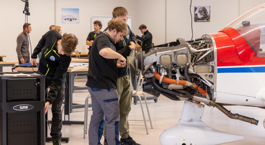 La première promotion du BTS aéronautique de Luxeuil est composée de quinze étudiants venus de toute la France - Photo Julie Boissenin