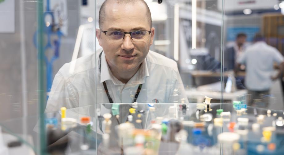 Stéphane Gey, responsable du pôle médical, présente les micro-pièces plastiques fabriquées aux Fins. Photo : Xavier Ducordeaux
