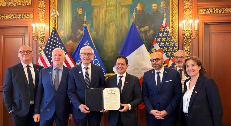 Jérôme Durain et Tony Evers viennent de signer le protocole d’accord au Capitole de Madison. Photo : DR