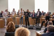 La cérémonie a été entrecoupée d’interventions musicales du groupe « Europe convergence ». Mis en œuvre par l’association dijonnaise Magnavox, il intègre de jeunes musiciens français et allemands. La chanteuse, elle, est roumaine.