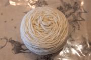 Pelote de laine qui permettra de confectionner des coussins, des couettes, des bonnets, des écharpes, des pull à l'EARL Commaille, à Decize (58) - Photo Xavier Ducordeaux