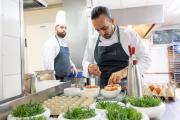Franck Pelux (à droite), passionné de cuisine depuis tout petit et chef au Lausanne Palace - Photo Xavier Ducordeaux Franck Pelux (à droite), passionné de cuisine depuis tout petit et chef au Lausanne Palace - Photo Xavier Ducordeaux