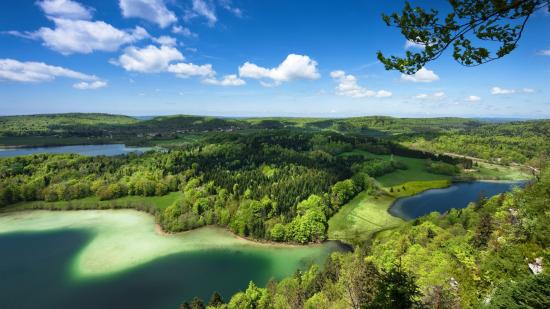 Les coureurs n’auront pas le temps de s’arrêter pour admirer le paysage depuis le belvédère des 4 lacs à Chaux-de-Dombief. Et vous ? Photo : Jura Tourisme