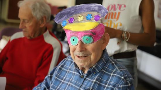 A Ancy-le-Franc, dans l’Yonne, Véronique Bettencourt, de la Compagnie Fenil Hirsute, a réalisé un film avec une douzaine de résidents de l’Ehpad des Fontenottes. Avec le soutien de la Région - Photo Océane Lavoustet